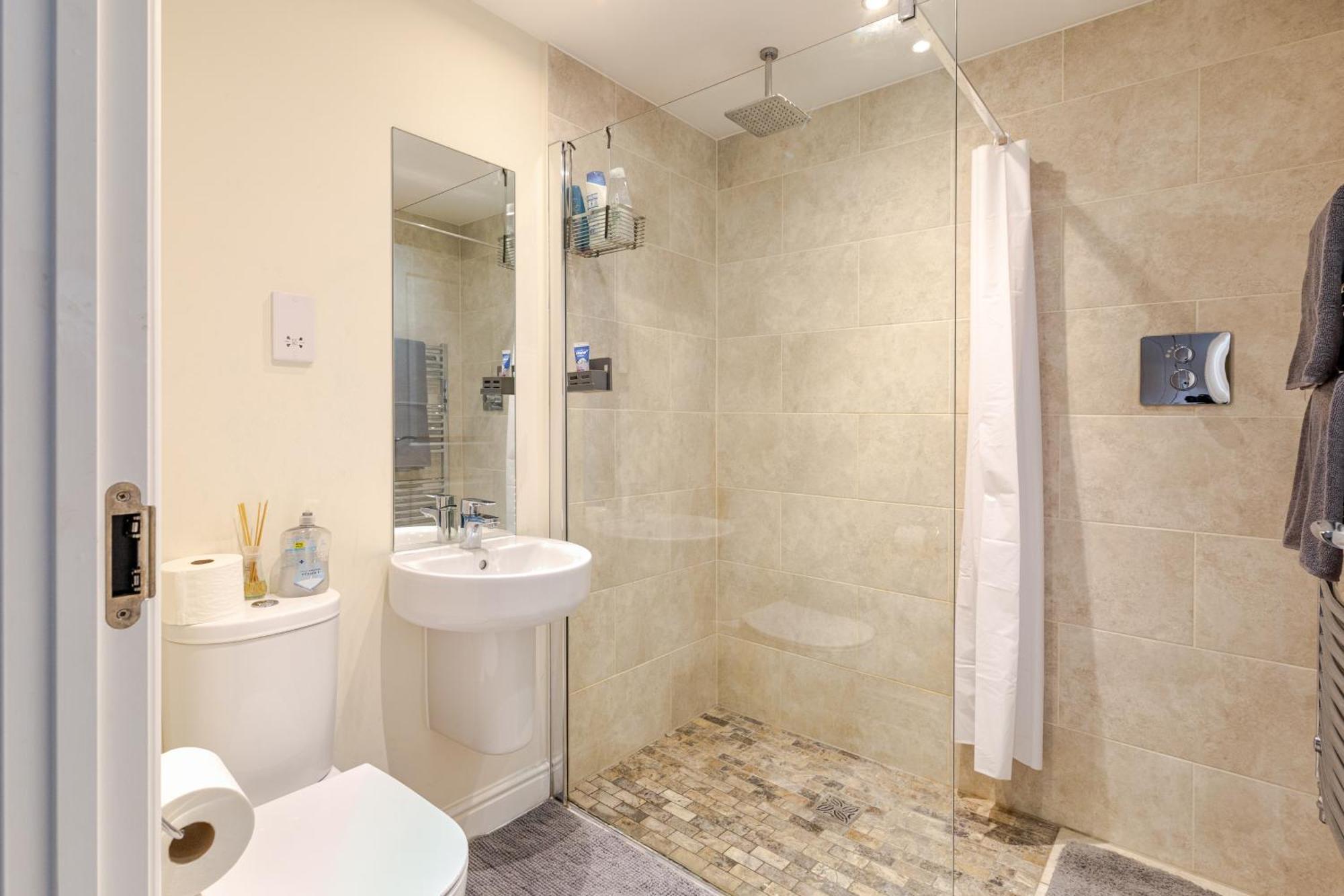 Large Double Room & Private Ensuite Bathroom, Badbury Park, Swindon, Near Great Western Hospital מראה חיצוני תמונה